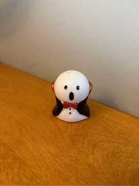 NWT Cracker Barrel Dracula/ Vampire Ghost Shaker